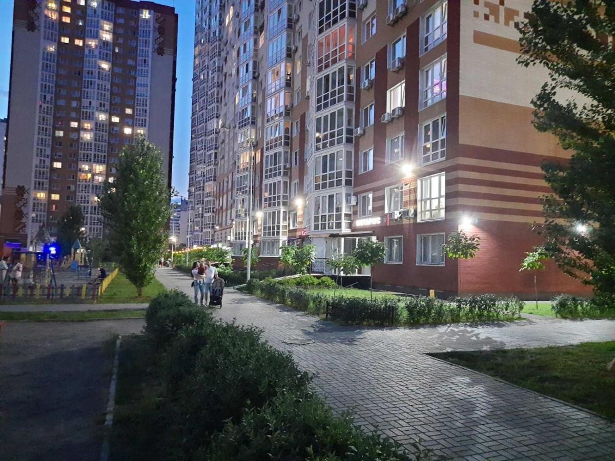 Студия На Бориса Гмыри 12Б Apartment Kiev Luaran gambar